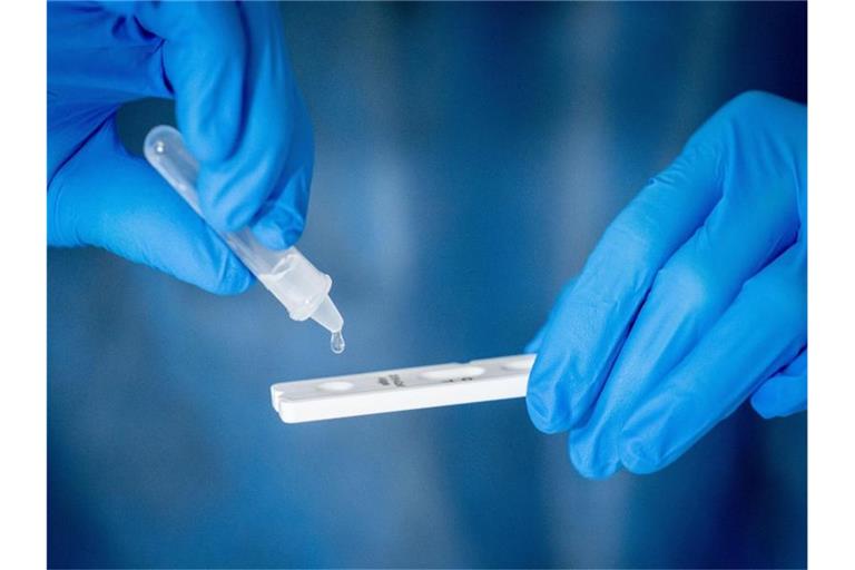 Medizinisch geschultes Personal führt einen Corona-Schnelltest durch. Foto: Kay Nietfeld/dpa