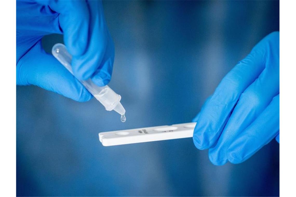Transporter-Fahrer soll Schnelltests unterschlagen haben Medizinisch geschultes Personal führt einen Corona-Schnelltest durch. Foto: Kay Nietfeld/dpa/Archivbild