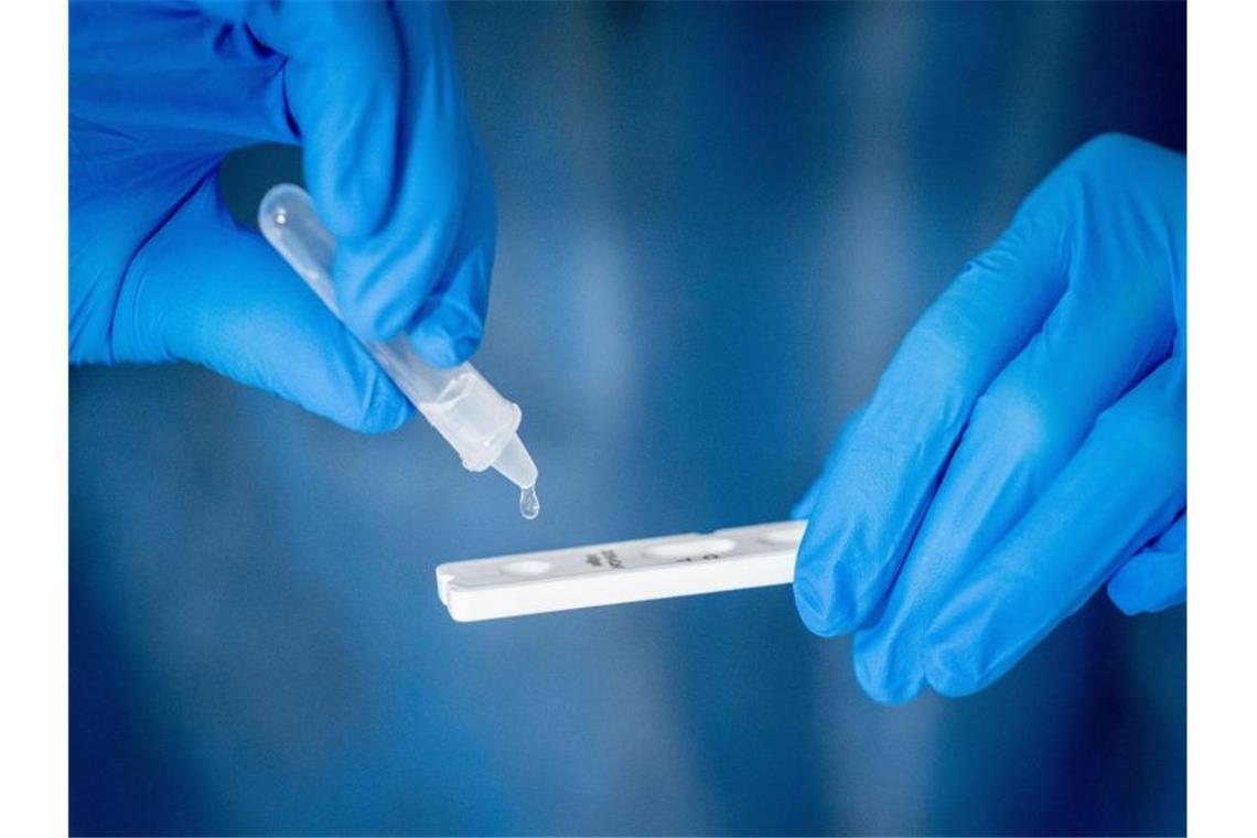 Freiburg kontrolliert Corona-Schnelltest-Anbieter Medizinisch geschultes Personal führt einen Corona-Schnelltest durch. Foto: Kay Nietfeld/dpa/Symbolbild