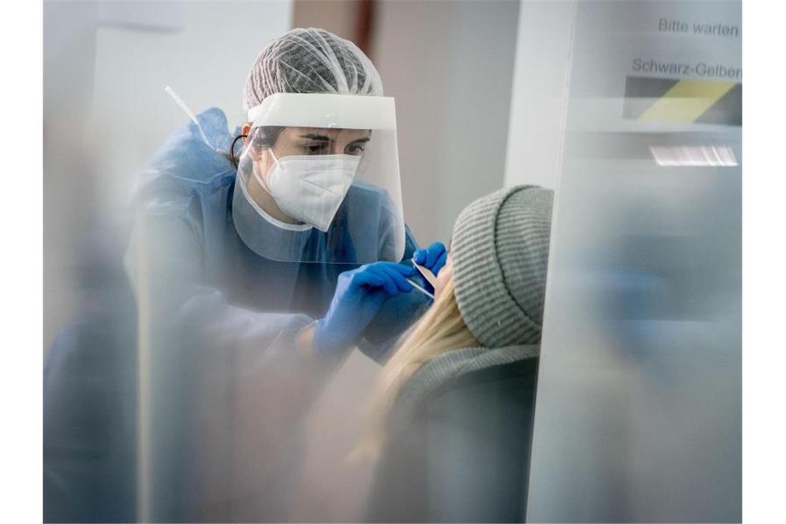 Medizinisch geschultes Personal nimmt in einer Galerie in Berlin-Mitte einen Mund- und Nasenabstrich für einen Corona-Schnelltest. Foto: Kay Nietfeld/dpa