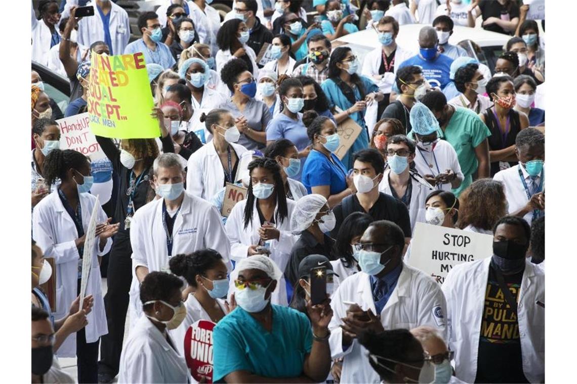 Medizinische Angestellte des Krankenhauses „Kings County Hospital“ in Brooklyn zeigen bei einer Kundgebung ihre Solidarität mit der Bewegung „Black Lives Matter“. Foto: Mark Lennihan/AP/dpa