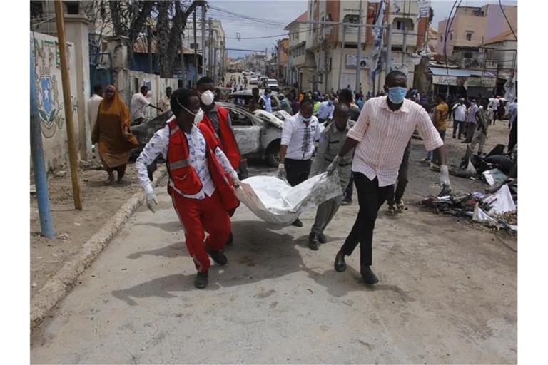 Medizinische Helfer transportieren nach dem Selbstmordattentat ein Todesopfer ab. Foto: Farah Abdi Warsameh/AP/dpa