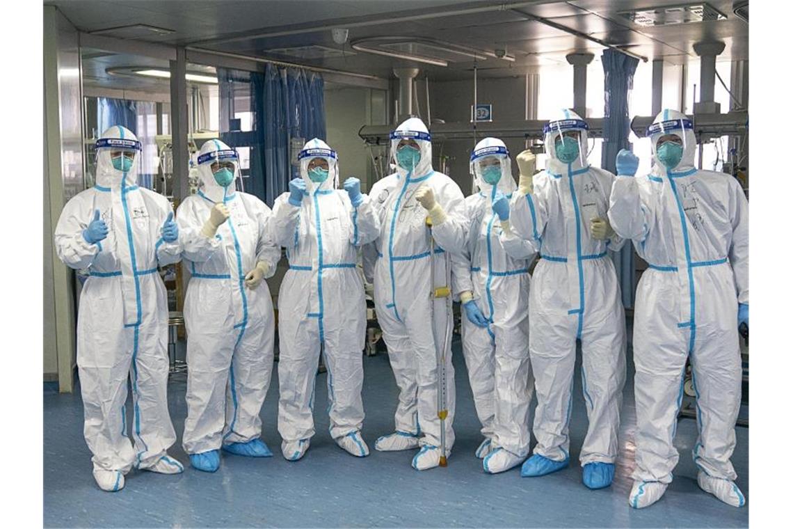 Medizinische Mitarbeiter des Krankenhauses „Zhongnan“ in Wuhan: Binnen sechs Tagen hat China ein Krankenhaus zur Behandlung von Patienten bauen lassen, die mit dem neuen Virus infiziert sind. Foto: Xiong Qi/XinHua/dpa