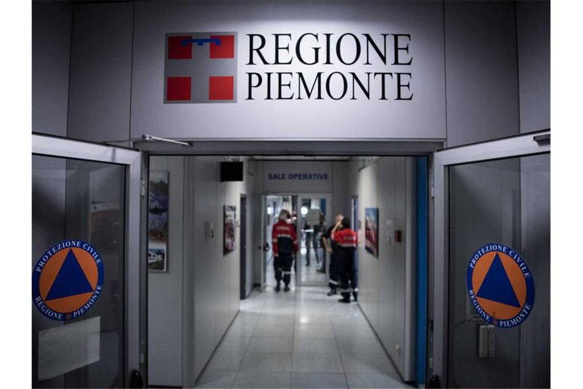 Medizinische Mitarbeiter gehen in den Operationssaal. Foto: Marco Alpozzi/LaPresse via ZUMA Press/dpa