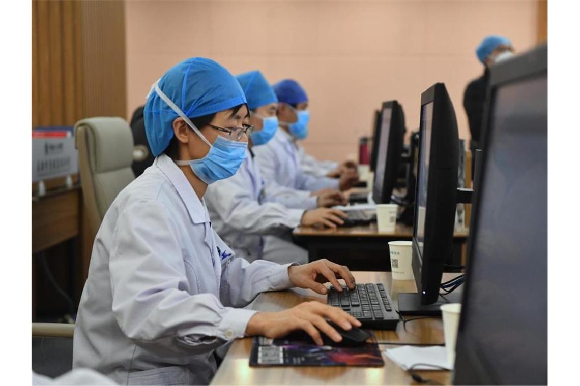 Medizinische Spezialisten mit Mundschutz und Kopfhauben im „Henan Provincial People's Hospital“ in der Provinz Henan in Zentralchina an. Foto: Li Jianan/XinHua/dpa