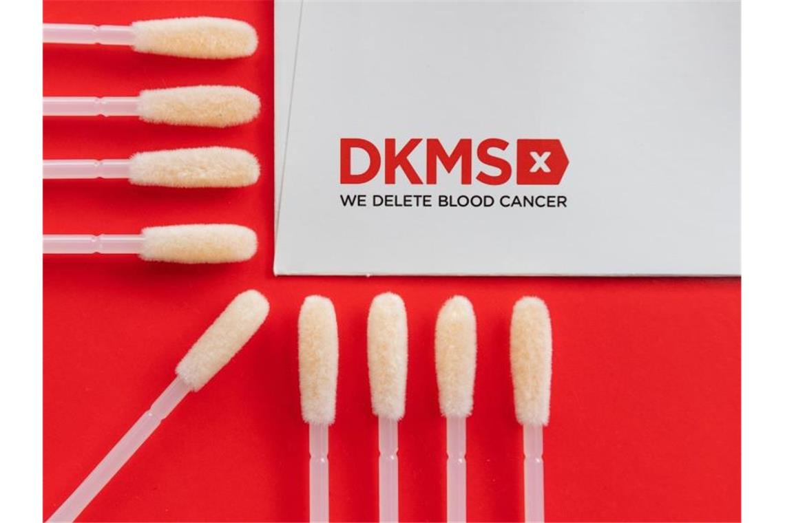 DKMS: Weniger Stammzellenspender wegen Corona Medizinische Wattestäbchen zur Abnahme von Zellen aus der Wangenschleimhaut liegen auf einem Prospekt der Deutschen Knochenmarkspenderdatei. Foto: Robert Michael/dpa-Zentralbild/dpa/Archivbild