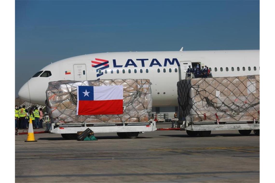 Lateinamerikas größte Airline Latam meldet Insolvenz an Medizinisches Material kommt in einer Latam-Maschine in Santiago an. Inmitten der Corona-Krise musste die chilenische Fluggesellschaft Insolvenz anmelden. Foto: José Francisco Zuñiga/Agencia Uno/dpa