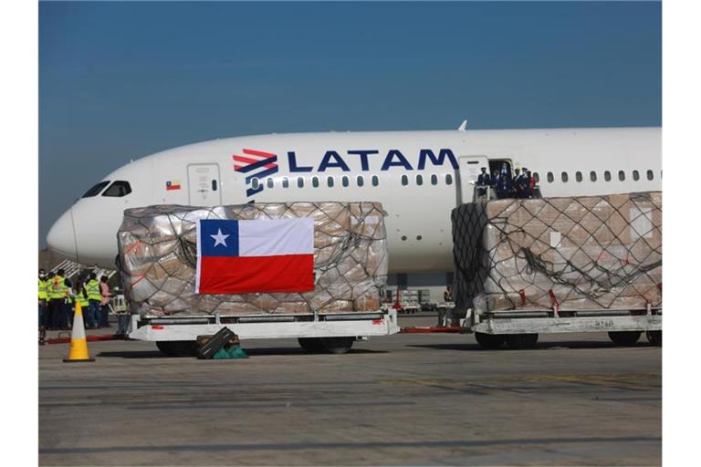 Medizinisches Material kommt in einer Latam-Maschine in Santiago an. Inmitten der Corona-Krise musste die chilenische Fluggesellschaft Insolvenz anmelden. Foto: José Francisco Zuñiga/Agencia Uno/dpa