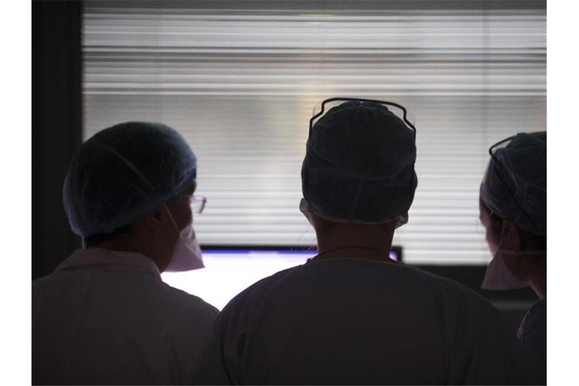 Medizinisches Personal auf der Intensivstation eines Krankenhauses. Foto: Jean-Francois Badias/AP/dpa