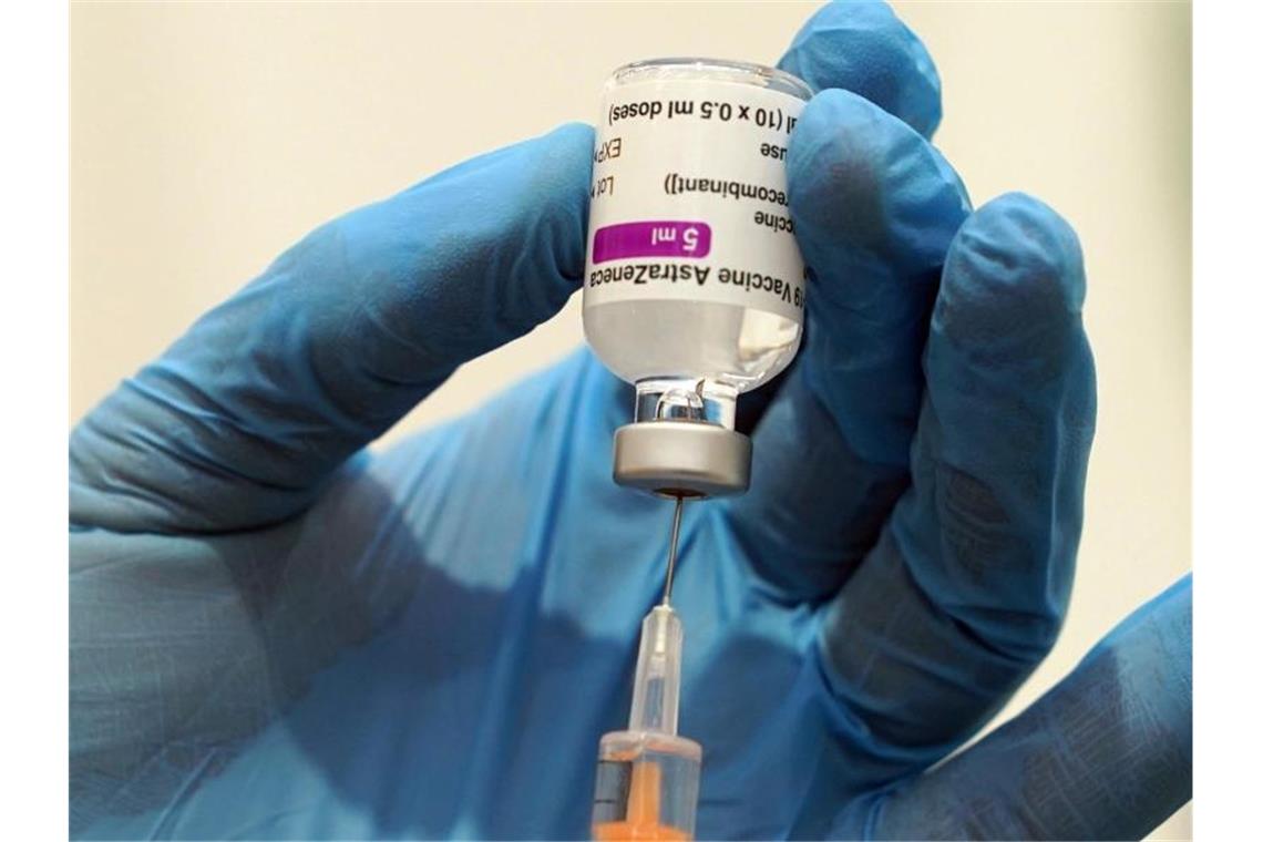 Gipfel für mehr Impfungen am Montag - Hersteller dabei Medizinisches Personal befüllt eine Spritze mit dem Corona-Impfstoff von Astrazeneca. Foto: Owen Humphreys/PA Wire/dpa
