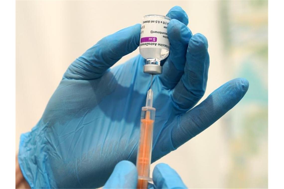 EU-Kommission und Astrazeneca beenden Rechtsstreit Medizinisches Personal befüllt eine Spritze mit dem Corona-Impfstoff von Oxford/Astrazeneca im NHS Nightingale Hospital North East. Foto: Owen Humphreys/PA Wire/dpa