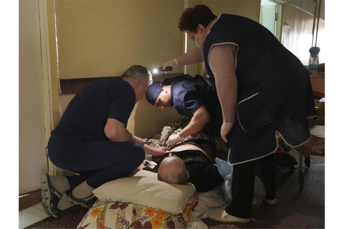 Russland setzt Angriff auf Mariupol fort Medizinisches Personal behandelt einen durch Granatenbeschuss verwundeten Mann in einem Krankenhaus in Mariupol, Ukraine. Foto: Evgeniy Maloletka/AP/dpa