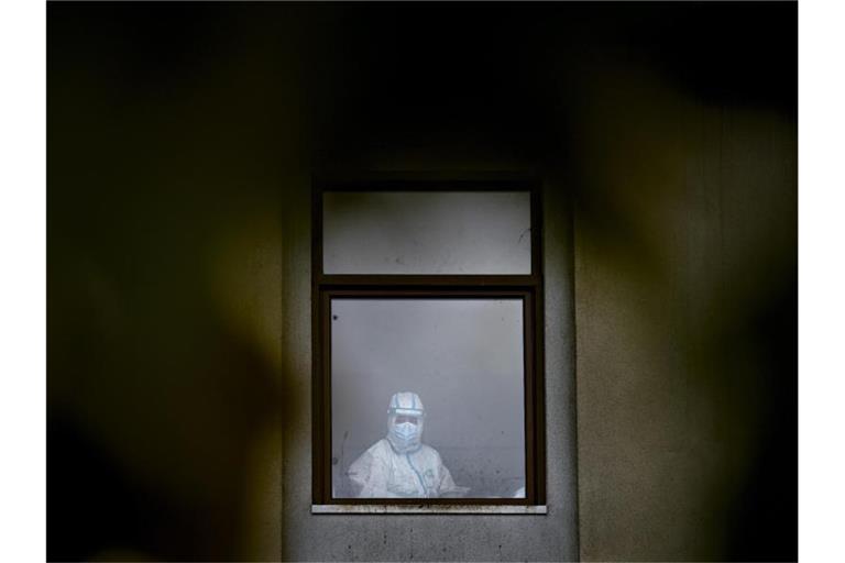 Medizinisches Personal blickt aus dem Fenster einer Covid-19-spezifischen Krankenhausabteilung in Bukarest. Das EU-Land gilt nun als Corona-Hochrisikogebiet. Foto: Vadim Ghirda/AP/dpa