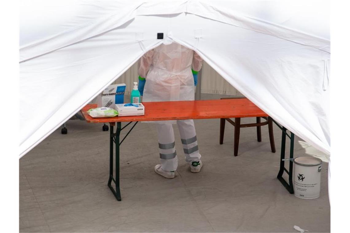 Medizinisches Personal im Zelt eines Corona-Testzentrums. Foto: Sven Hoppe/dpa/Archivbild