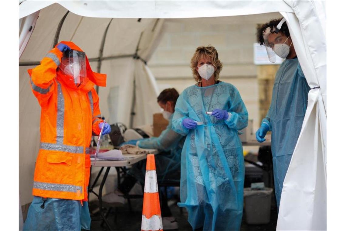 Medizinisches Personal in einem temporären COVID-19-Testgelände im neuseeländischen Auckland. Foto: Zhao Gang/XinHua/dpa