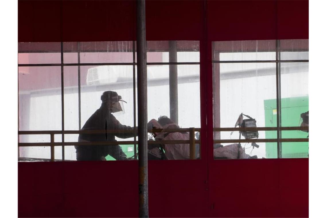 USA: Zahl der Corona-Infektionen steigt auf mehr als 300.000 Medizinisches Personal schiebt einen Patienten in die Notaufnahme eines New Yorker Krankenhauses. Foto: Mary Altaffer/AP/dpa