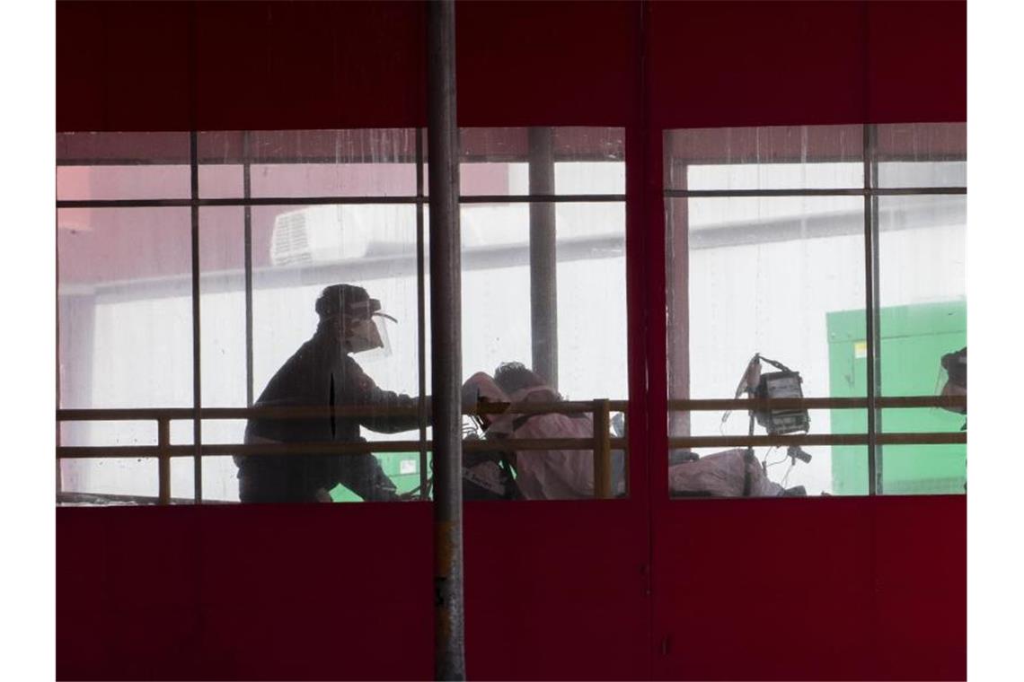 Medizinisches Personal schiebt einen Patienten in die Notaufnahme eines New Yorker Krankenhauses. Foto: Mary Altaffer/AP/dpa