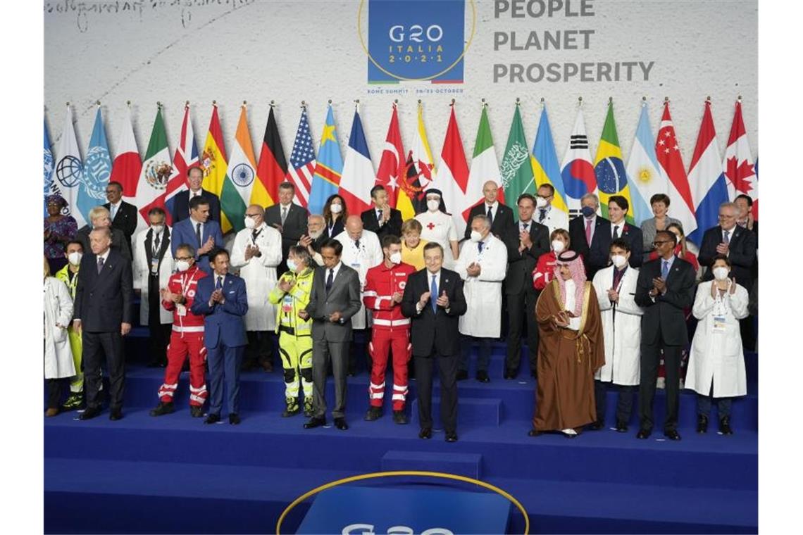G20-Gipfel wird von zwei Topthemen dominiert Medizinisches Personal und die Staats- und Regierungschefs stehen anlässlich des G20-Gipfels für ein Gruppenfoto im Konferenzzentrum La Nuvola. Foto: Gregorio Borgia/AP/dpa