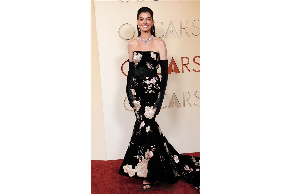 Meerjungfrauen-Schleppe, ellenbogenlange Handschuhe – Anne Hathaway beschwörte in Valentino das Hollywood der 1940er Jahre herauf. Unser Urteil: Ein Klassiker, mit dem sie niemals falsch liegen könnte.