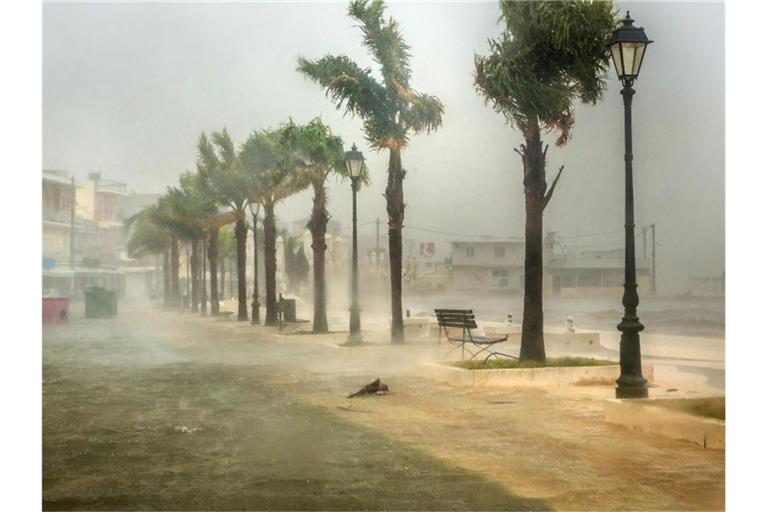 Meerwasser überflutet eine Straße im Hafen von Argostoli. Der schwere Herbststurm „Ianos“ mit den Merkmalen eines Hurrikans bewegt sich langsam entlang der Küste der griechischen Halbinsel Peloponnes. Foto: Nikiforos Stamenis/AP/dpa