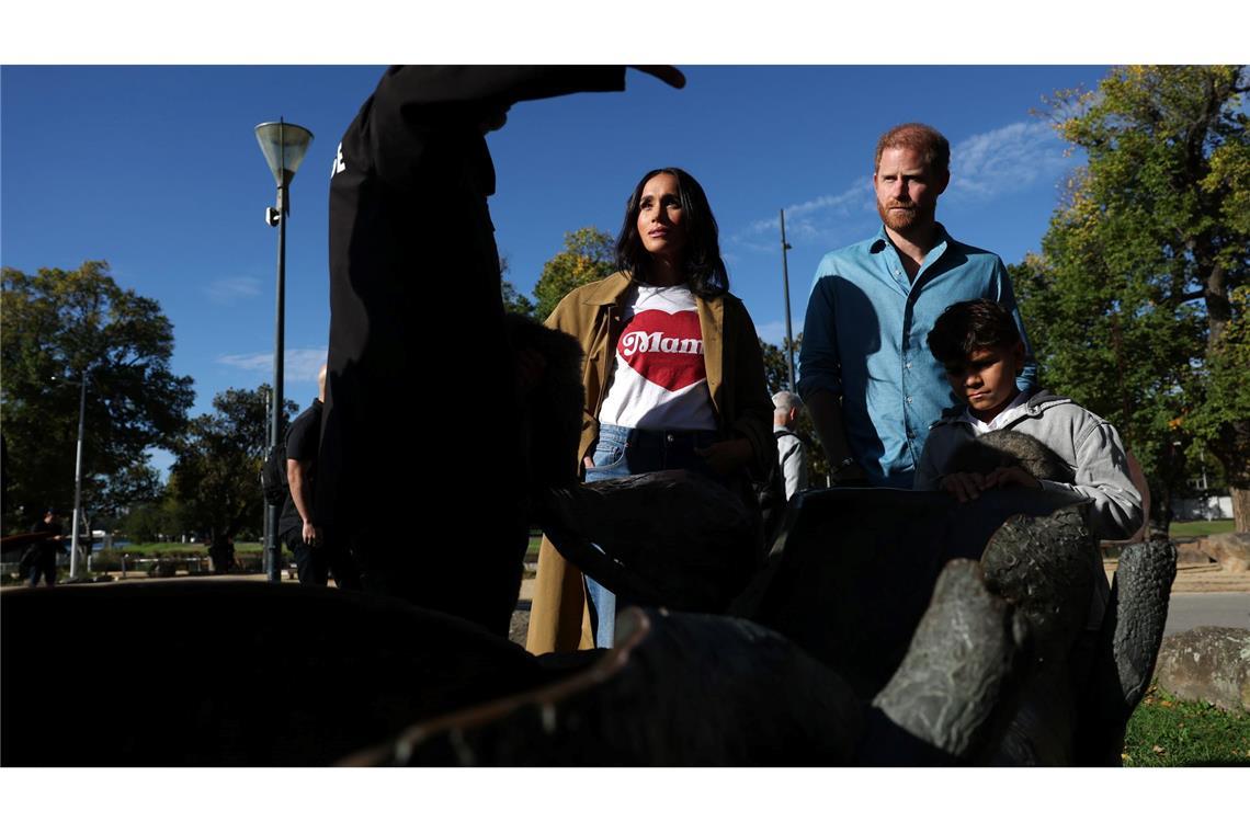 Meghan präsentierte sich in lässiger Kleidung - und einem T-Shirt mit der Aufschrift "Mama".