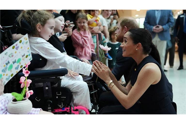 Meghan und Harry besuchten Patienten einer Kinderklinik und deren Angehörige.