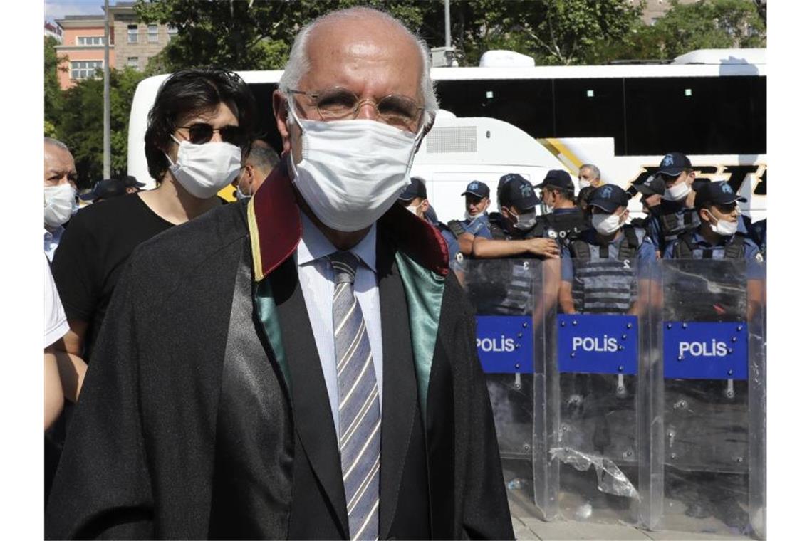 Türkische Anwälte seit 200 Tagen im Hungerstreik Mehmet Durakoglu, Vorsitzender der Anwaltskammer von Istanbul, geht an einer Barrikade aus Sicherheitskräften vorbei, die demonstrierenden Anwälten den Zugang zum Parlamentsgebäude am zweiten Tag in Folge versperren. Foto: Burhan Ozbilici/AP/dpa