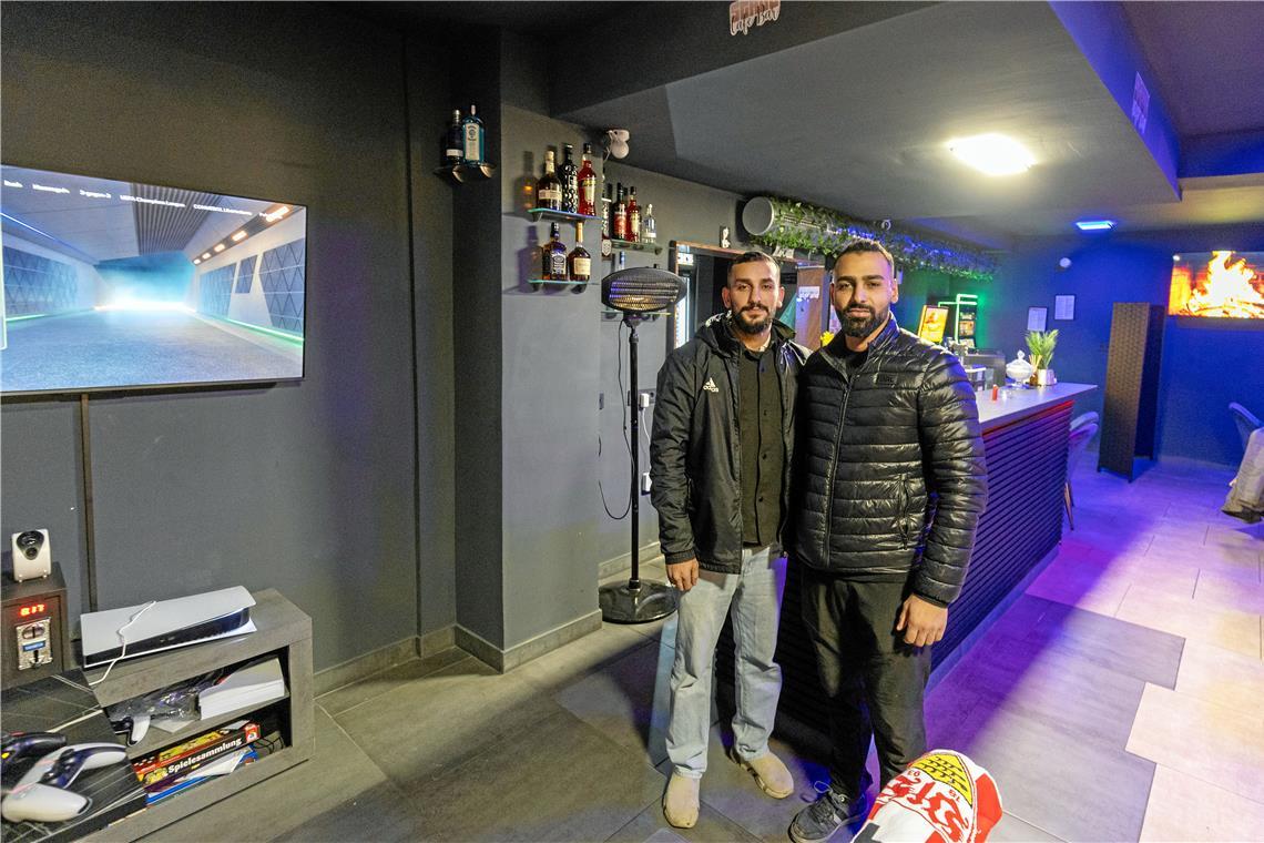 Games und Drinks in prominenter Lage Mehmet (rechts) und Ramazan Inan betreiben die neue Bar. Dort gibt es auch PS5s, die über Münzeinwurf spielbar sind. Foto: Alexander Becher