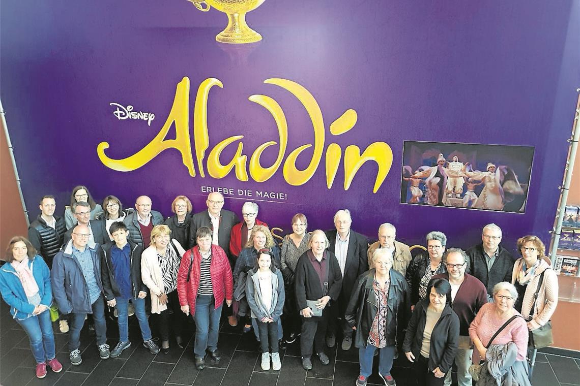 Mehr als 100 Leser der BKZ besuchten das Musical Aladdin: Einige der Abonnenten ließen sich vor dem Plakat ablichten. Fotos: Y. Weirauch
