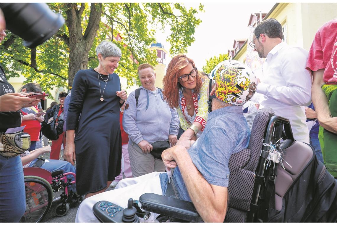Mehr als 100 Menschen haben Andrea Berg in Stetten begrüßt. Dieser Rollstuhlfahrer freut sich, die Sängerin persönlich zu sprechen. Fotos: A. Becher