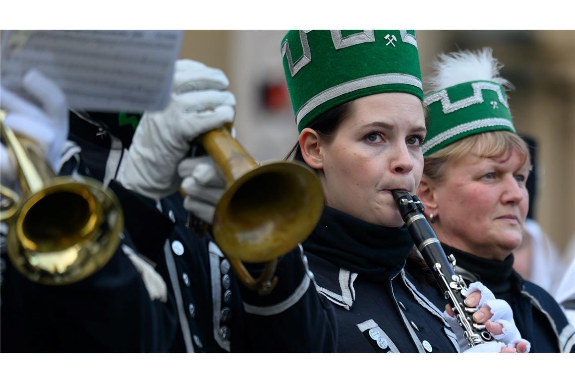 Mehr als 1.000 Teilnehmer einer Bergparade sind im traditionellen Habit auf dem Theaterplatz in Chemnitz angetreten.