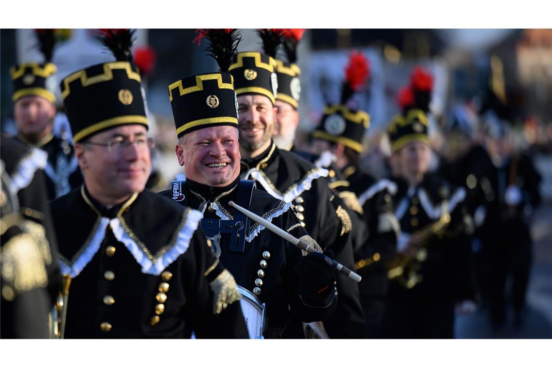 Mehr als 1.000 Teilnehmer einer Bergparade ziehen zum Abschluss des Kulturhauptstadtjahres durch Chemnitz.