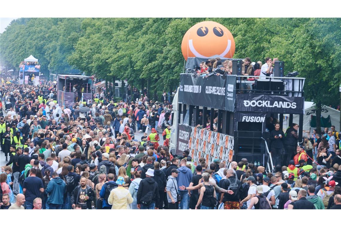 Rettungsdienst meldet Hunderte verletzte Teilnehmer Mehr als 100.000 Menschen feiern eine Techno-Party im Tiergarten in Berlin. Es gibt zahlreiche Verletzte.