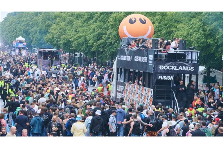 Mehr als 100.000 Menschen feiern eine Techno-Party im Tiergarten in Berlin. Es gibt zahlreiche Verletzte.