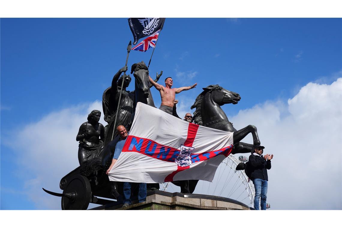 Rechte Großdemo in London: Zusammenstöße mit Polizei Mehr als 100.000 Menschen folgten dem Aufruf des Rechtsextremisten Tommy Robinson.