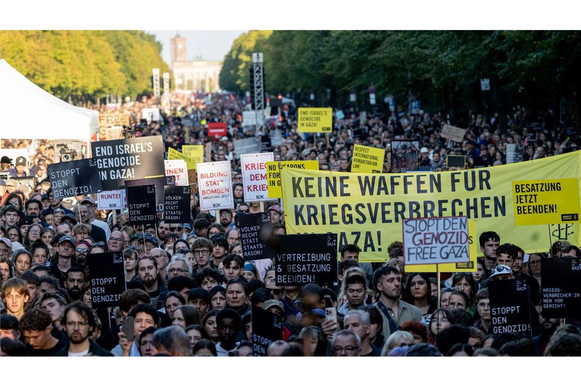 Mehr als 100.000 Menschen haben nach Schätzung der Veranstalter am Gaza-Protest teilgenommen. Die Polizei nannte etwas niedrigere Zahlen.
