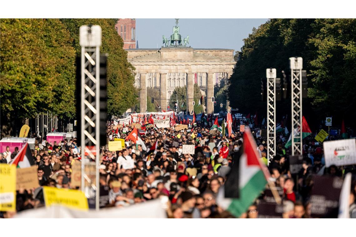 Mehr als 100.000 Menschen haben nach Schätzung der Veranstalter am Gaza-Protest teilgenommen. Die Polizei nannte etwas niedrigere Zahlen.