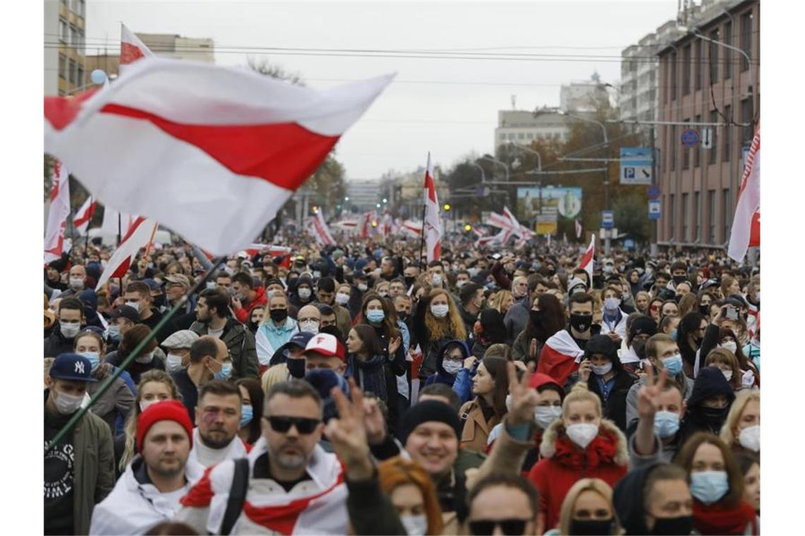 Mehr als 100.000 Menschen haben ungeachtet eines massiven Polizei- und Militäraufgebots den elften Sonntag in Folge in Belarus gegen Machthaber Lukaschenko protestiert. Foto: -/AP/dpa