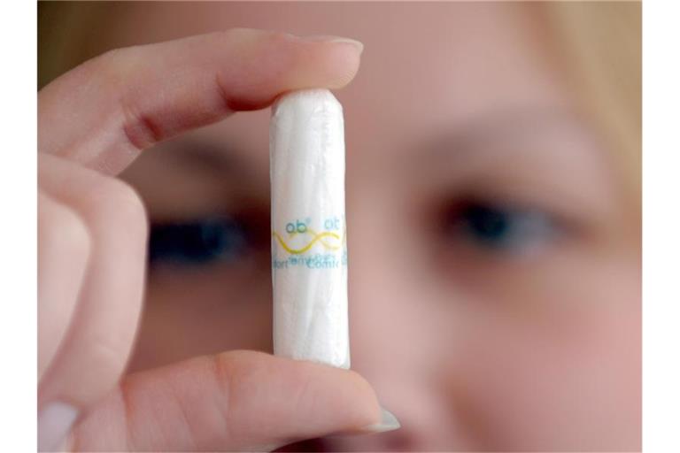 Mehr als 180.000 Menschen hatten in den vergangenen Jahren eine Petition zur „Tampon Tax“ im Internet unterschrieben. Foto: Federico Gambarini/dpa