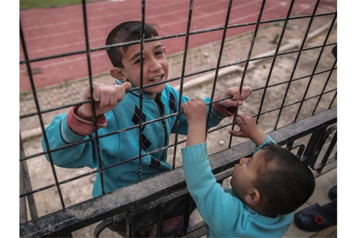 Mehr als 200 Familien sind vorübergehend in dem Stadion untergebracht. Foto: Anas Alkharboutli/dpa