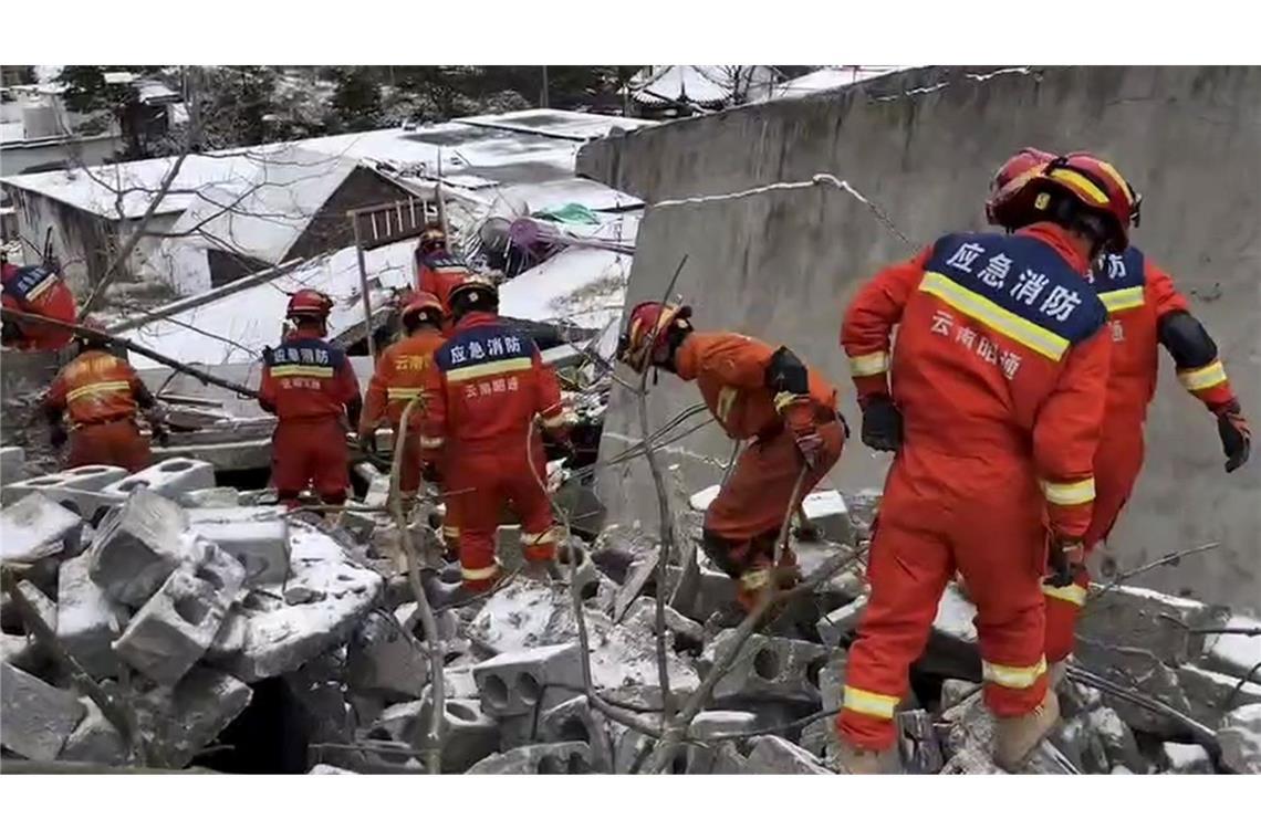 Mehr als 200 Rettungskräfte suchen in den Trümmern nach Überlebenden.