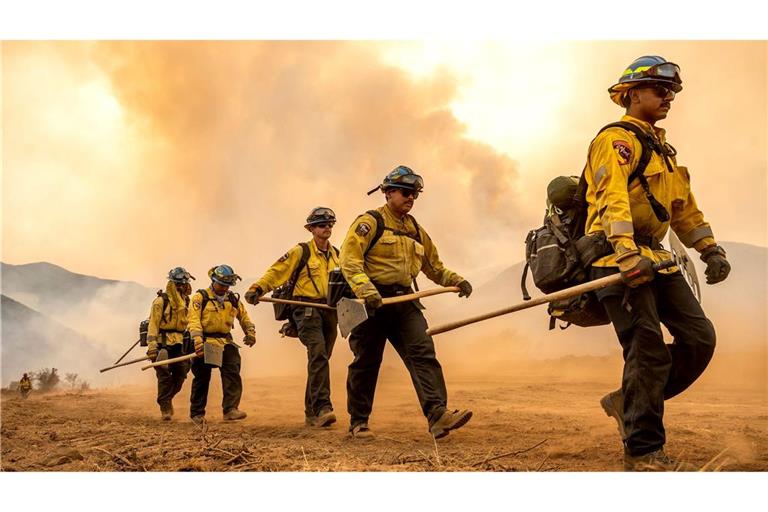 Mehr als 2.000 Einsatzkräfte kämpfen gegen das "Gifford Fire" in einem Waldgebiet nahe Santa Barbara.