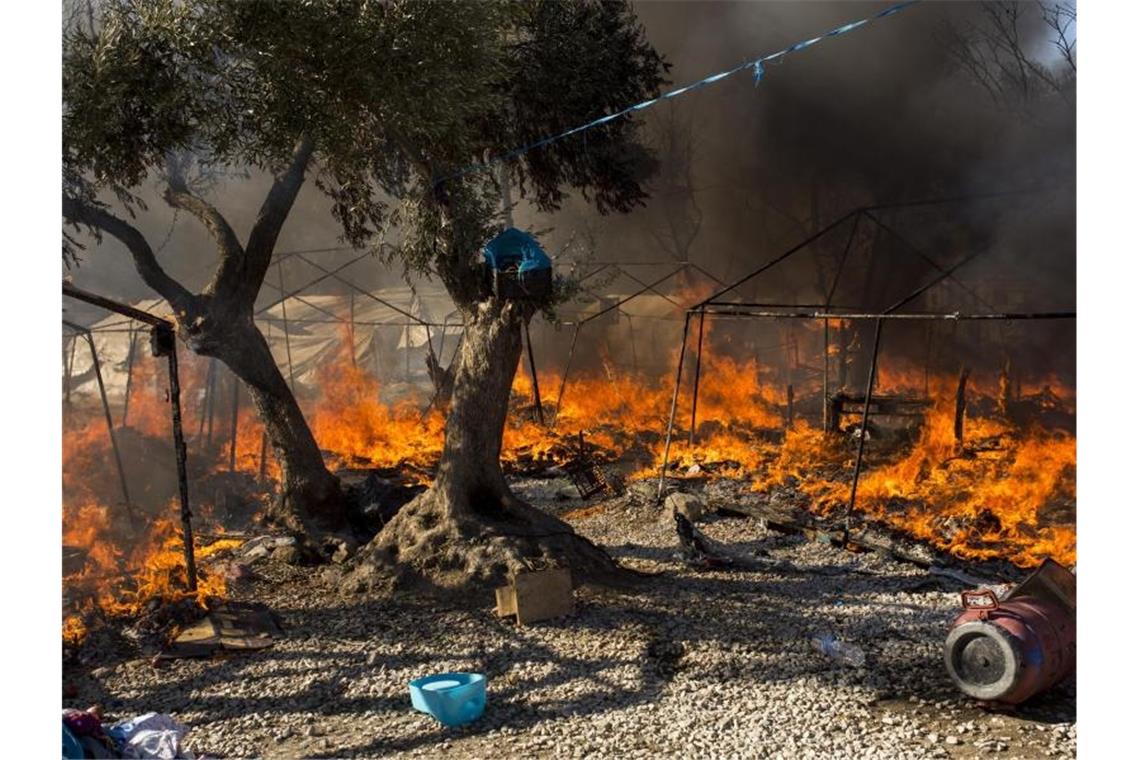 Mehr als 24 Stunden nach Ausbruch der Feuer gab es immer noch keine offiziellen Angaben, wie viele Menschen obdachlos wurden. Zuletzt hielten sich in Moria und unmittelbarer Umgebung etwa 12.500 Migranten auf. Foto: Socrates Baltagiannis/dpa