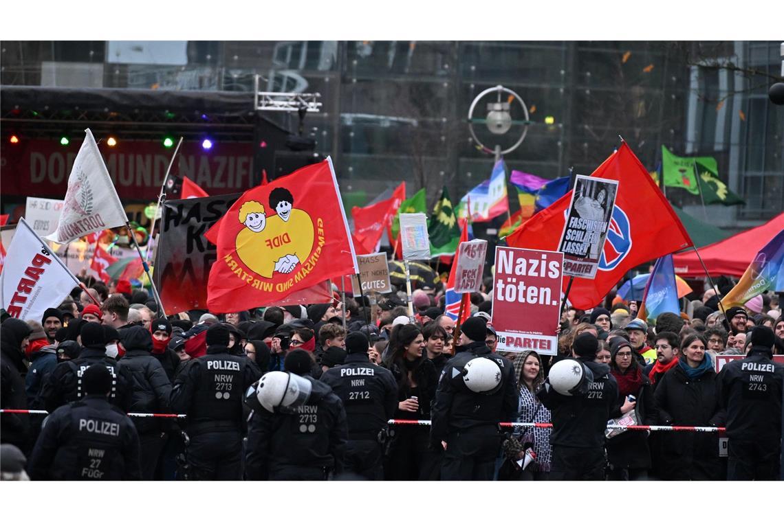 Mehr als 3.000 Menschen haben sich laut Polizei an den Protesten gegen Höcke in Dortmund beteiligt.