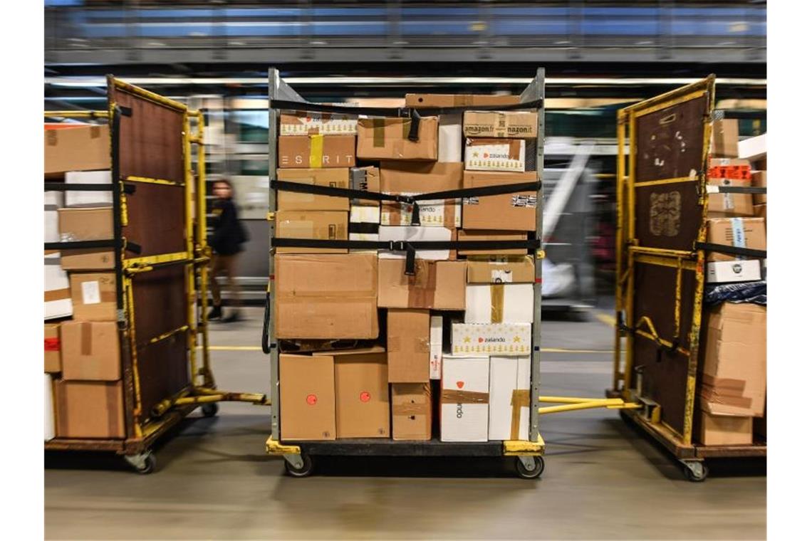 CDU-Minister für Haftung in Paket-Branche Mehr als 3,5 Milliarden Pakete werden in diesem Jahr in Deutschland ausgeliefert - dem boomenden Onlinehandel sei Dank. Foto: Patrick Pleul