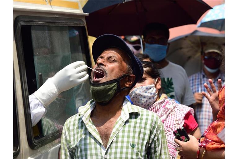 Mehr als 386.000 Corona-Neuinfektionen wurden binnen eines Tages in Indien registriert - so viele wie noch nie. Foto: Sumit Sanyal/SOPA Images via ZUMA Wire/dpa
