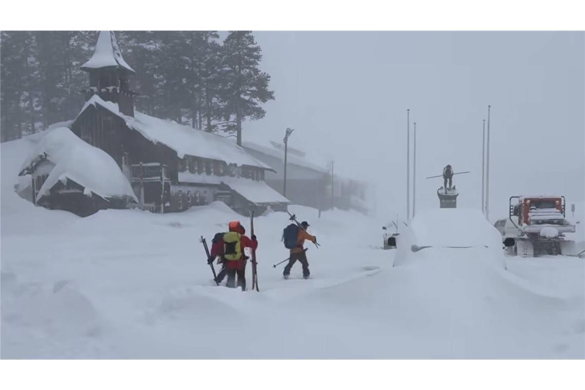 Mehr als 50 speziell ausgebildete Kräfte arbeiteten sich bei Sturm, Schneetreiben und zeitweise schlechter Sicht ins Gelände vor.