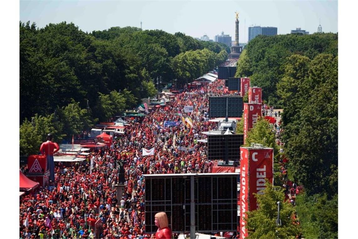 Zehntausende bei IG-Metall-Kundgebung in Berlin Mehr als 50.000 Menschen nahmen auf der Kundgebung in Berlin teil. Foto: Gregor Fischer