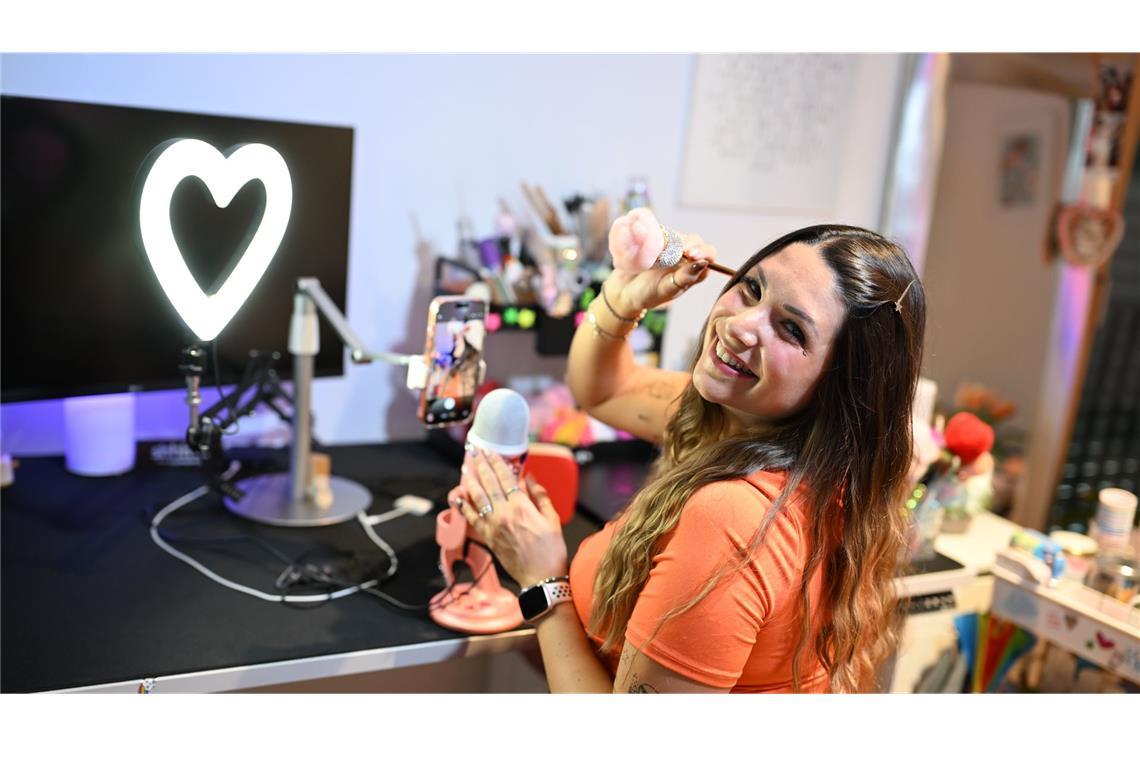 Mehr als 5,7 Millionen Menschen flüstert sie sanft in den Schlaf.