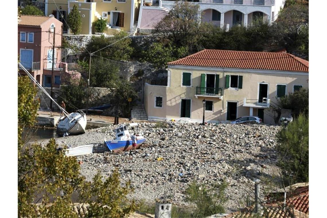 Drei Tote nach Stürmen in Griechenland Mehr als 600 Menschen seien von Rettungskräften aus Wohnungen befreit oder anderweitig gerettet worden. Foto: Nikiforos Stamenis/AP/dpa